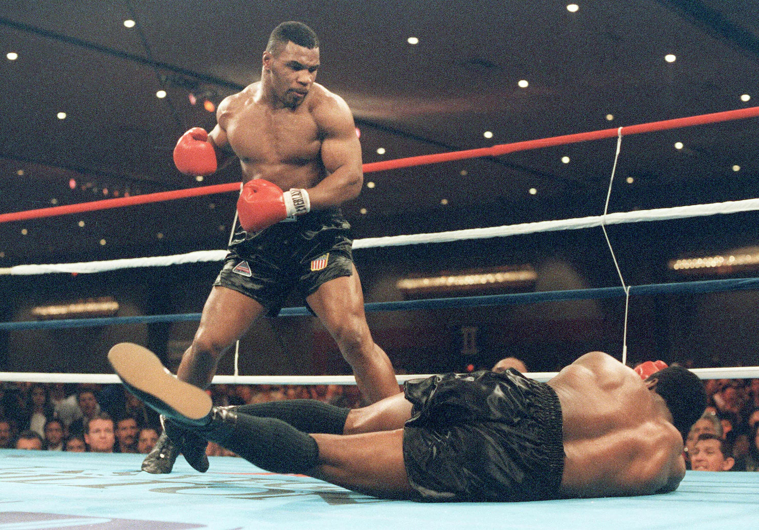 Mike Tyson hạ gục đối thủ