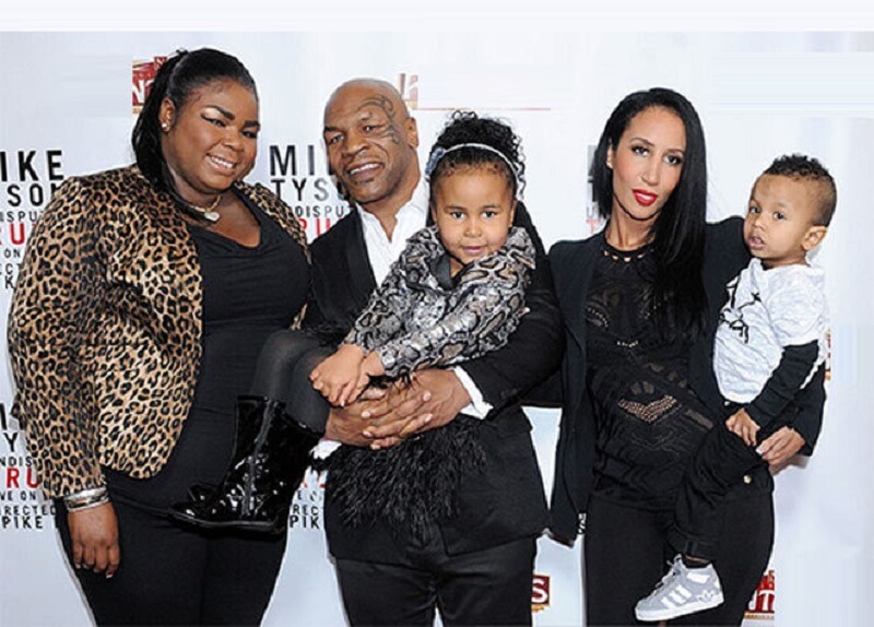 Mike Tyson xuất hiện cùng gia đình