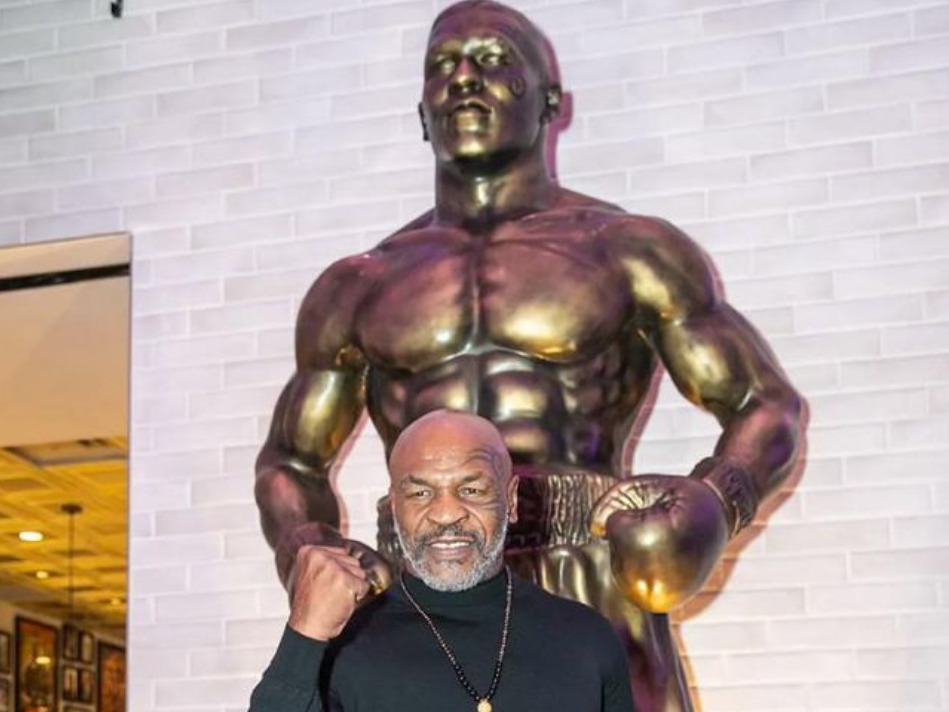 Mike Tyson bên cạnh bức tượng mô phỏng bản thân