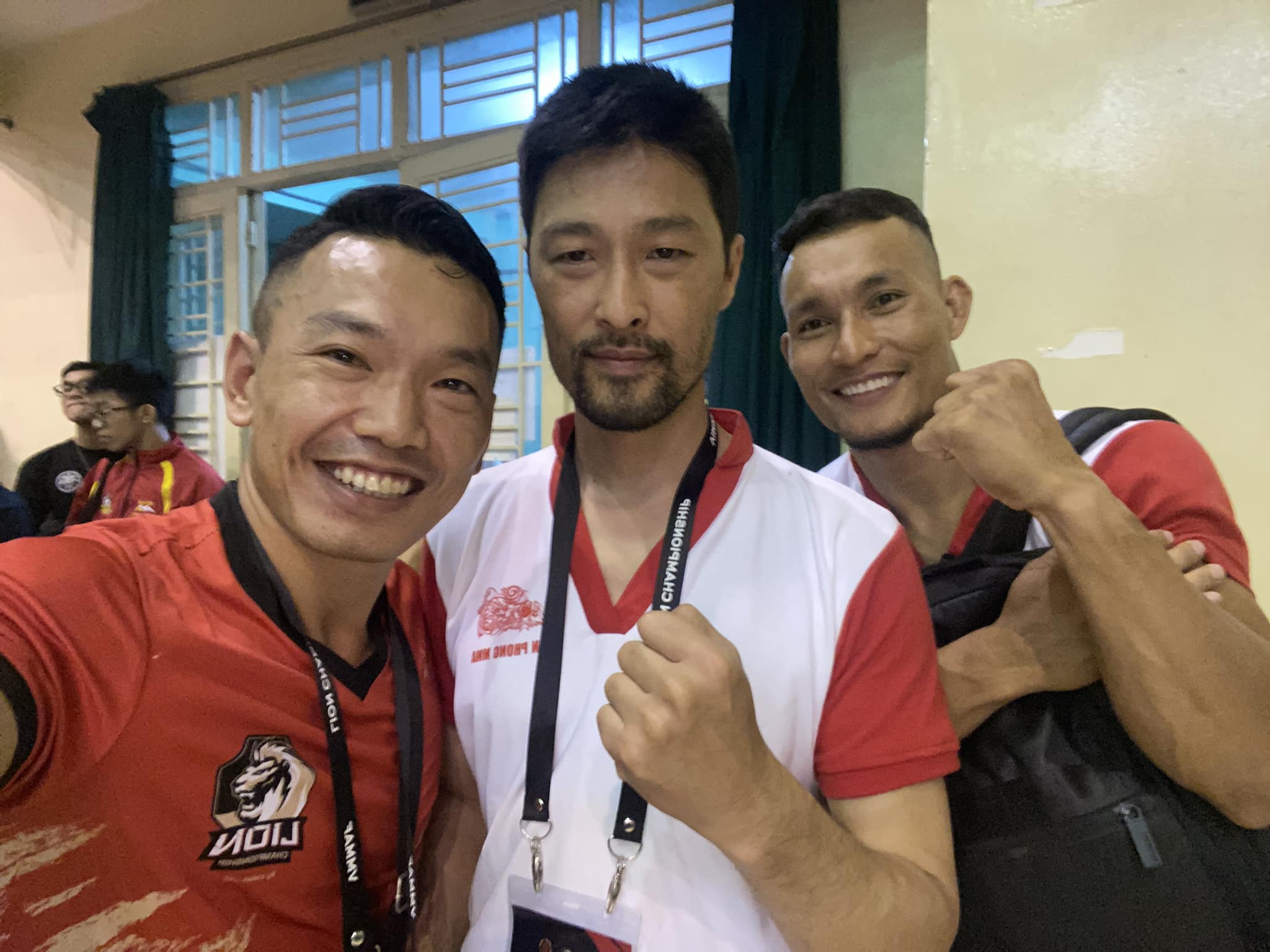 Huỳnh Công Quốc Hoà (áo đỏ bên trái) cùng Johnny Trí Nguyễn và Trần Quang Lộc