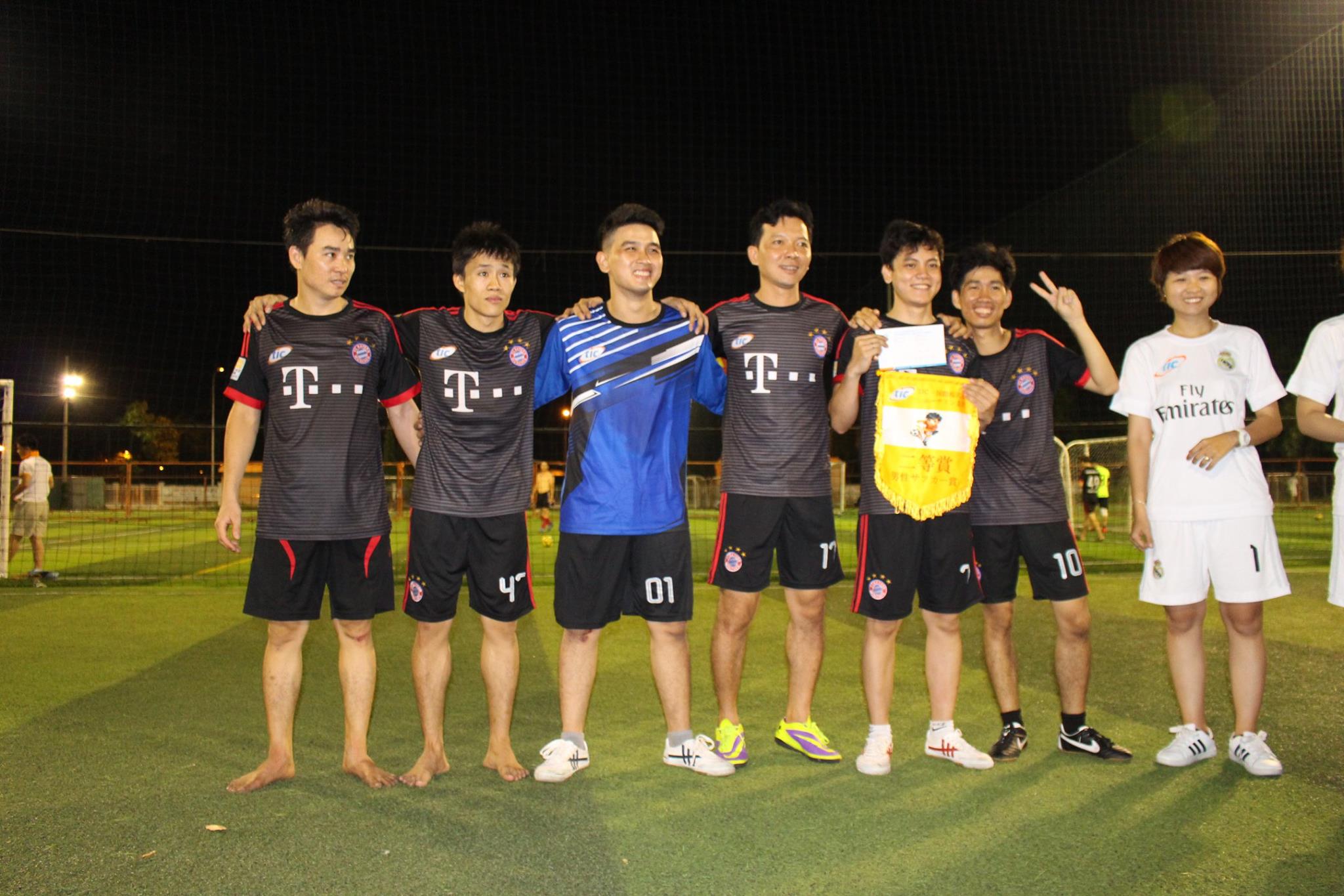 Nguyễn Hoàng Thạch thường đá bóng cùng bạn bè