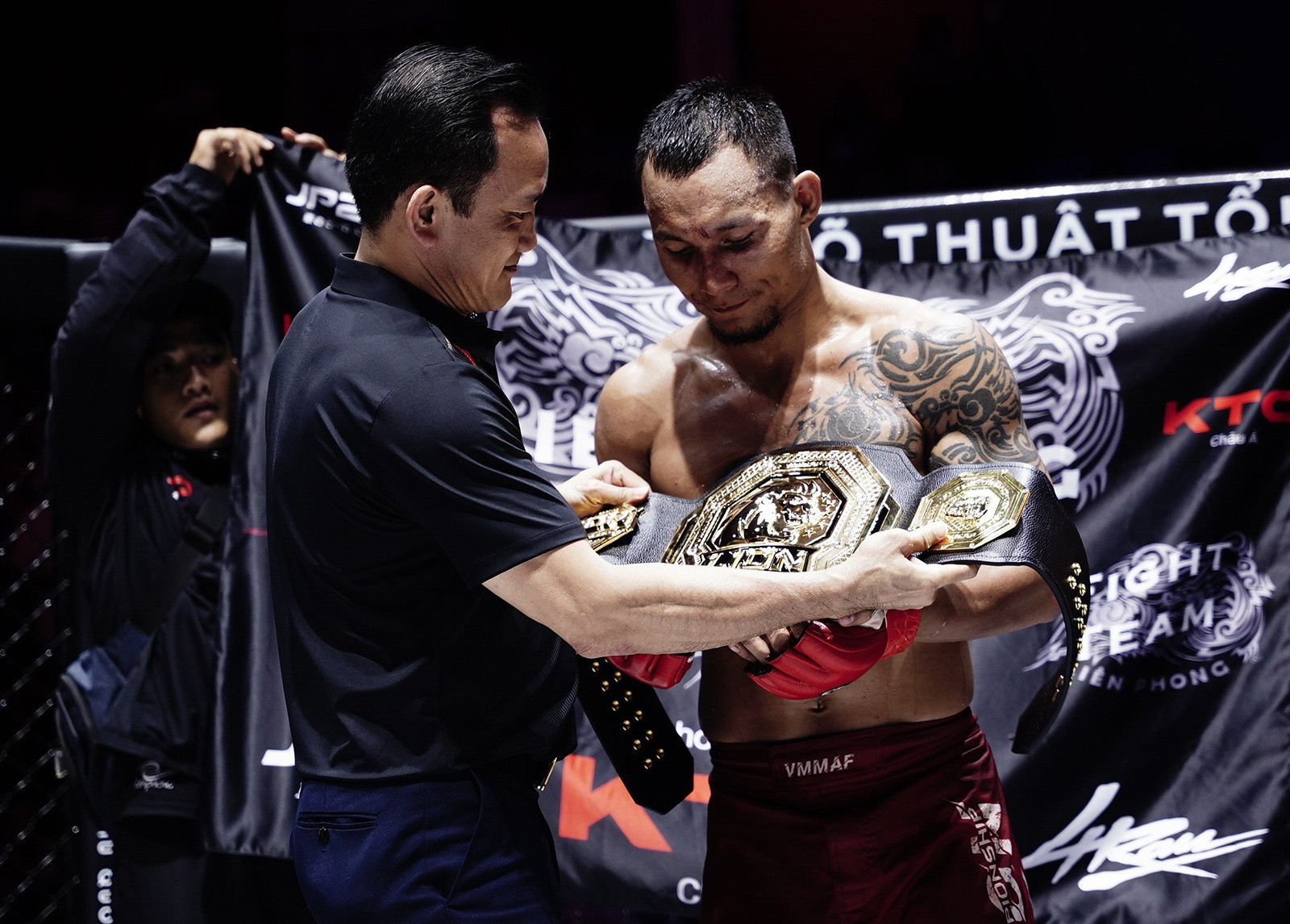 Sau 5 hiệp đấu, Trần Quang Lộc chính thức thành công bảo vệ đai vô địch