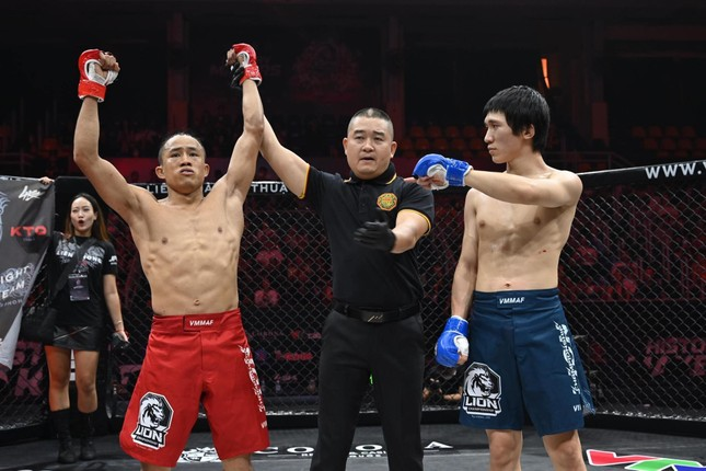 Tay đấm thất bại trước Nguyễn Hoàng Thạch tại Lion Championship 05