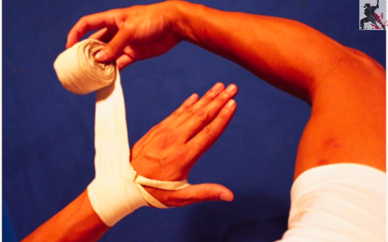 Cách quấn tay boxing đúng cách (2)