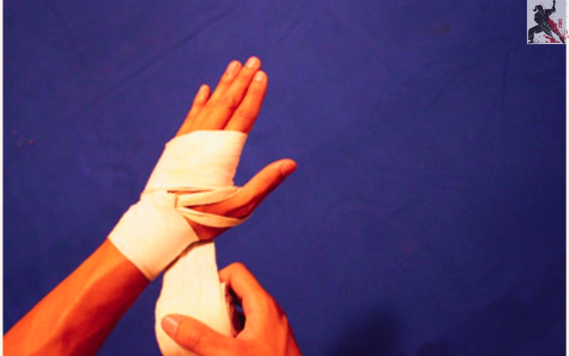Cách quấn tay boxing đúng cách (4)