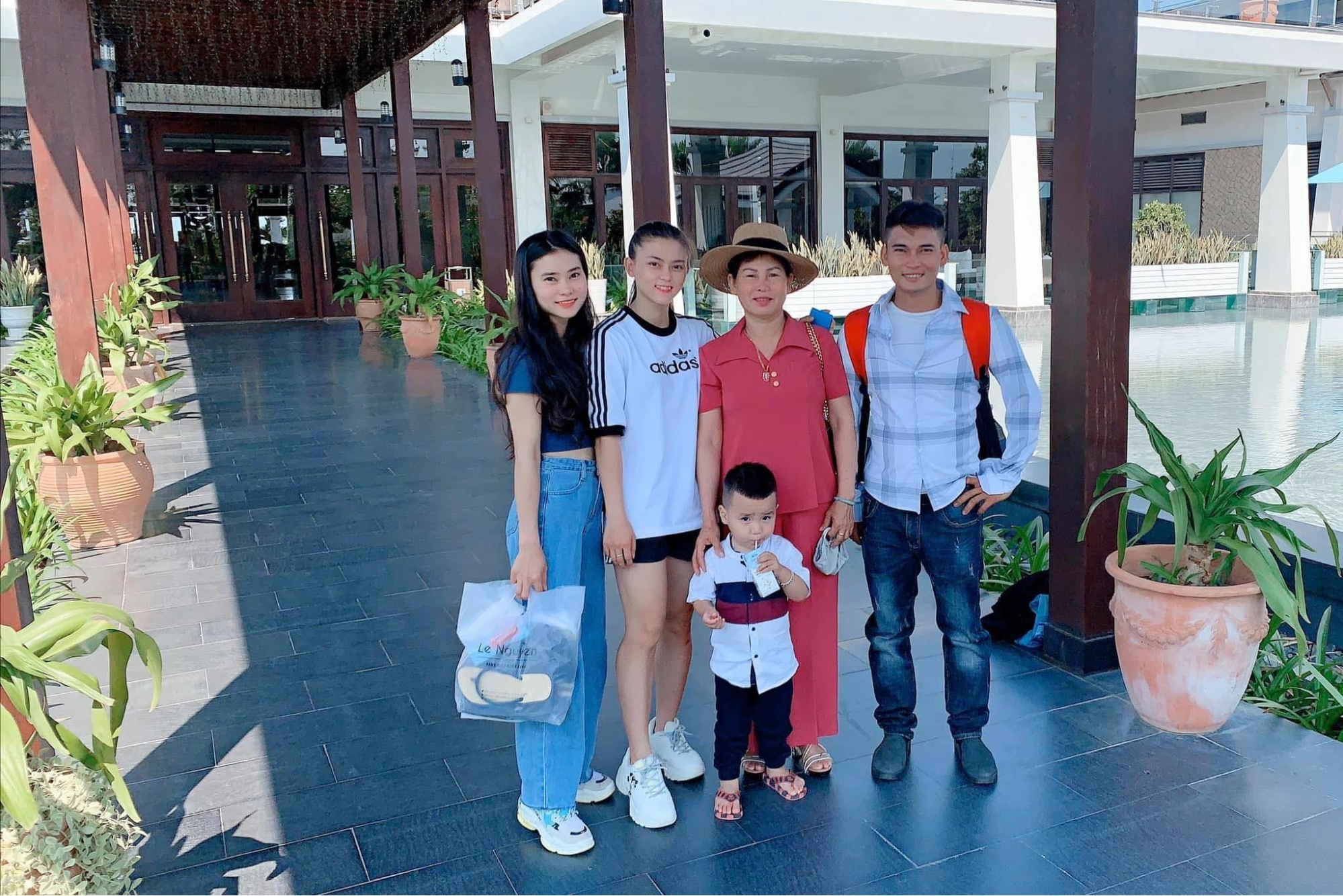 Huỳnh Hà Hữu Hiếu đi du lịch cùng gia đình
